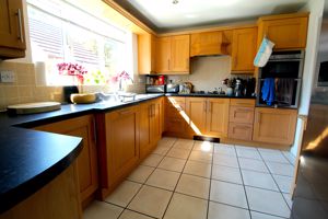 Kitchen/Breakfast Room- click for photo gallery